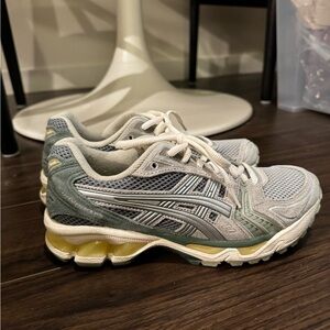 ASICS for Aritzia - Green/Cream - Women’s 7 / Mens 5.5